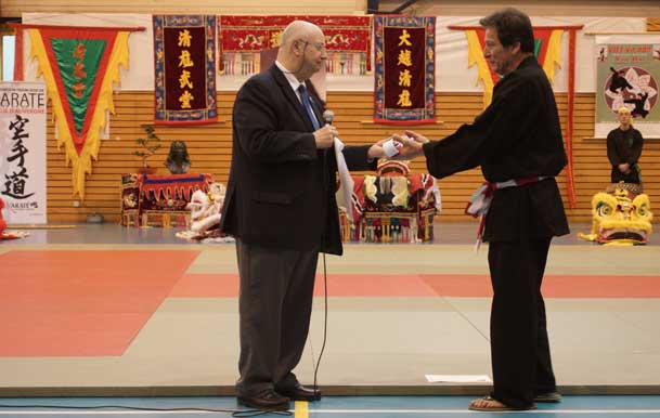 Remise du diplome et ceinture par Mr Duligner.